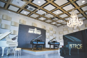 Konverze skladové haly na prodejní a kulturní centrum