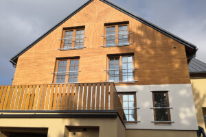 Omítka imitující dřevo na fasádě horských apartmánů