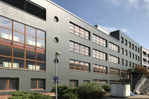 Liberecká škola pro znevýhodněné studenty dostala fasádu z titanzinku