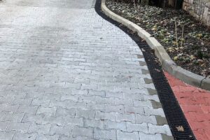 Odvodnění obytných zón bez podélného spádu v Praze 9 žlaby MEA