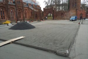 Štěrbinové odvodnění zámeckého nádvoří v Hradci nad Moravicí