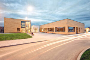 Veleň otevřela novou základní školu. Postavila ji společnost HSF System