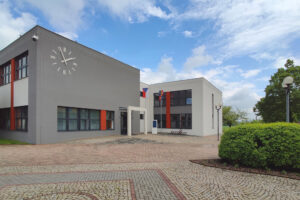 Radnici ve Studénce zdobí nová fasáda s dlouhovousou omítkou ActivCem