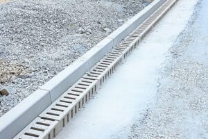 Monolitické žlaby MEA DM1500 odvodňují plochy s vysokou zátěží areálu v Holýšově