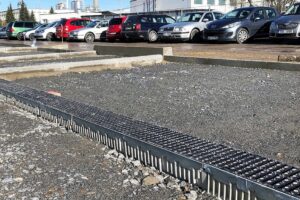 Parkoviště před areálem Madeta odvodňují žlaby MEARIN