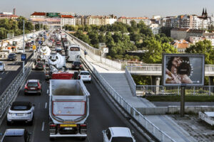 Doprava betonu a stavebních materiálů po Vltavě. Za letošek o 3000 náklaďáků ve městě méně