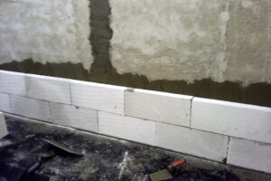 Jaké vlivy mohou ovlivnit měření vzduchové neprůzvučnosti mezibytové stěny? Díl 2 – Vliv jednostranně provedených přizdívek a zděných předstěn