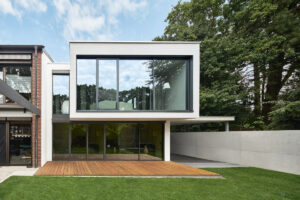Dům v německém Gersthofenu ve stylu Miese van der Rohe s fasádními systémy Schüco