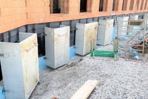 Hluboký suterén základní školy ve Zdicích u Berouna prosvětlen světlíky MEA