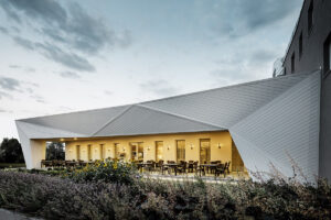 Restaurace Mimama s netradiční plošně prolamovanou fasádou obloženou prvky PREFA Siding