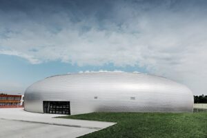 Hliníkové šindele PREFA na sportovní hale v Dolních Břežanech