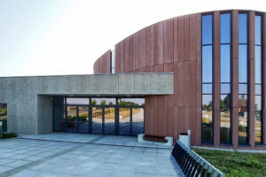 Centrální hřbitov v Havířově-Šumbarku má novou smuteční síň s omítkami LB Cemix