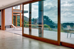 Okna z hlediska úniku tepla, akustiky, prostupu světla či bezpečnosti 13. Celoskleněné otvíravé stěny