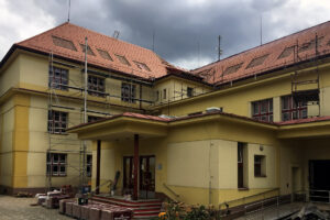 Pojistná hydroizolace střechy školy v Prachaticích. Od hazardu k jistotě s fóliemi DELTA-MAXX PLUS a DELTA-MAXX WD