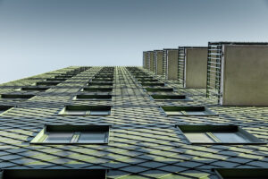 Výškové budovy v Göteborgu s fasádními falcovanými šablonami PREFA