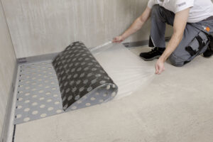 Urychlení pokládky podlahového vytápění pomocí systému REHAU RAUTHERM SPEED K