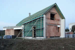 Unikátní fasáda domu z keramických tašek Bramac