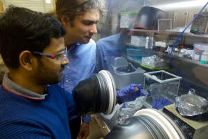 Vědci z Elektrotechnické fakulty ČVUT se s novou technologií přiblížili účinnosti solárních článků 20 procent