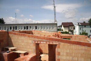 Těžká šikmá střecha z keramobetonových panelů Heluz