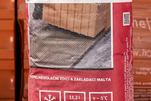Zimní malty a zdicí pěna HELUZ prodlužují stavební sezónu