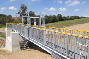 Retenční suchá nádrž v povodí Odry s kompozitním zábradlím