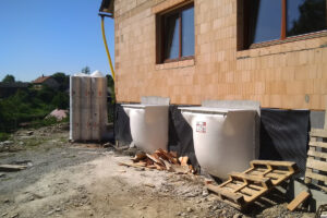 Sklepy rodinného domu prosvětlené anglickými dvorky MEA Multinorm