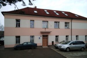 Střecha Bramac na neobyčejné obecní škole