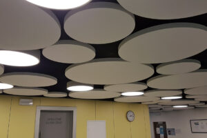 Podhledové a stěnové systémy AMF pro řešení akustiky