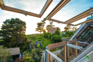 Střešní okna FAKRO pro ambiciózní rekonstrukci domu na kalifornském pobřeží