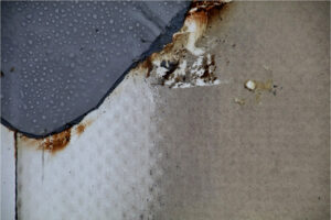 Patologie vodotěsných izolací a izolačních systémů 2. Degradace vlastního hydroizolačního fóliového materiálu