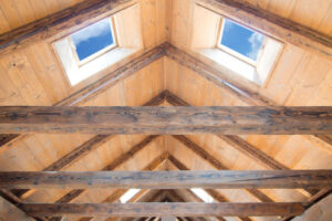 Extra štíhlá střešní okna v sídle firmy Lasvit v Novém Boru