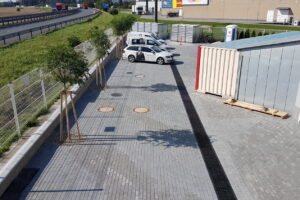 Extrémně odolné žlaby MEA pro vsakování dešťové vody v průmyslovém areálu Koutný