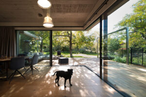 Dům, který se na dotek otvírá majitelům i přírodě – posuvné systémy Schüco umožnily vytvořit prosklený roh