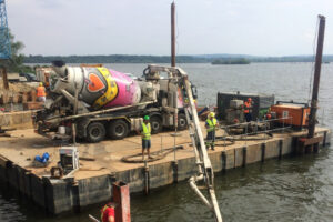 Betonování pod vodou při opravách mostu přes Nové Mlýny