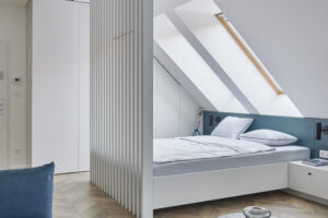 Loftový byt prosvětlila výhradně střešní okna