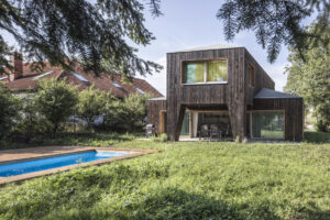 Dům pro čtyřčlennou rodinu – dřevěná fasáda připomíná staré časy