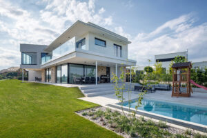 Rodinný dům, který levituje a rozkročil se přes dva pozemky