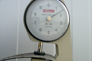 Měření tloušťky povlakových hydroizolací plochých střech