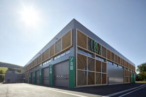 Výrobní hala má dřevěnou konstrukci i fasádu