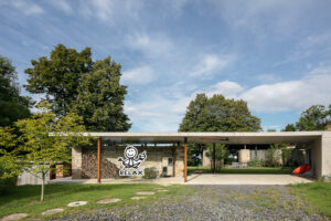 Příběh domu na Kojetíně: Dříve stodola, dnes moderní bydlení, které „nestojí“ na místě