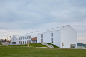 Nejšetrnější budovou roku je základní škola v Psárech u Prahy