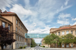 Historické budovy VŠCHT propojily prosklené můstky krystalického tvaru