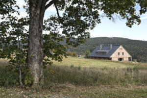 Dřevěný dům ukotvený v krajině