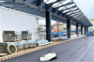 Obrubníkové odvodnění s protiskluzovým povrchem na autobusovém terminálu