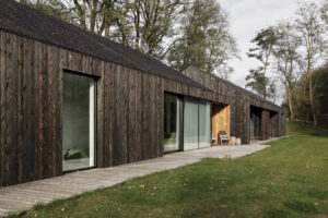Rodinný dům ve skandinávském stylu s fasádou z opalovaného dřeva