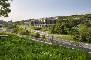 Centrála ČSOB v Radlicích - pavilony komponované do zeleného svahu