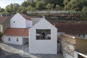 Prosklený dům ve svahu v pražských Jinonicích