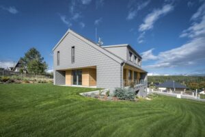 Hliníkové šindele rodinný dům chrání i zdobí