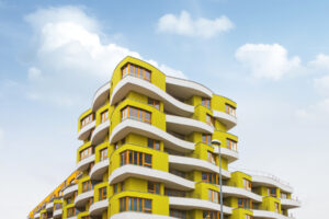 Dřevěná okna jsou vhodná i pro bytové domy