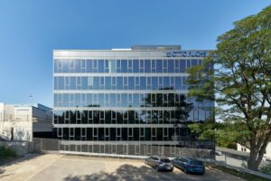 Kancelářská budova a výrobní hala se samozatmavovacími skly a textilní fasádou